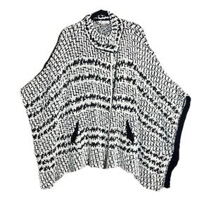 Solitaire by Ravi Khosla Size XL Black White Women’s Knit Shawl Cape Poncho